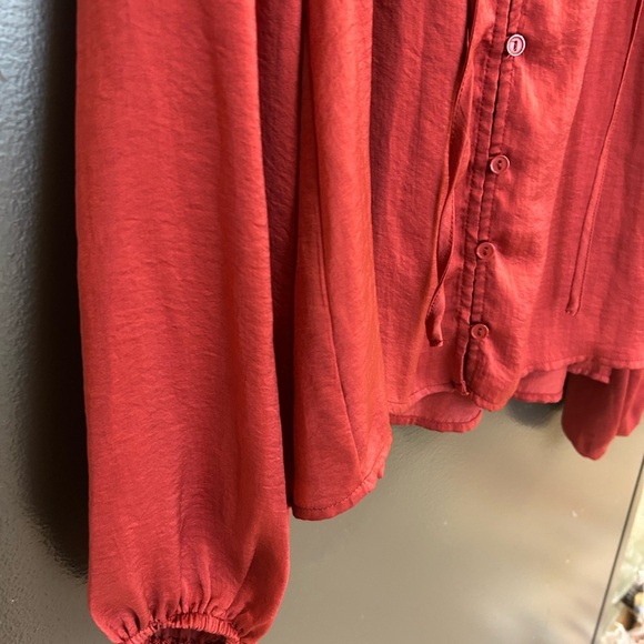 Sadie and Sage M satin feel boho peasant Red Women's Top - Picture 3 of 13